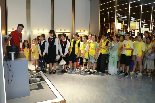 董事長商若云攜手舉辦愛心夏令營活動，點亮孩子們的精彩暑期！