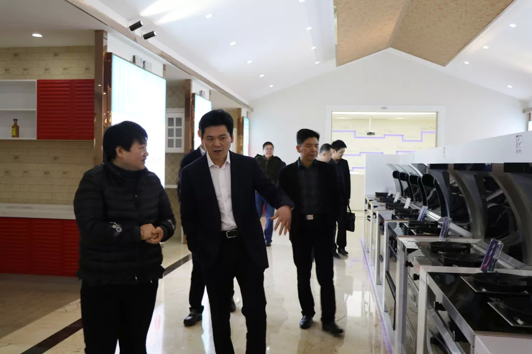 嵊州市長嚴鋼蒞臨指導，帥豐謹記叮囑，2019繼續(xù)領航嵊州廚電行業(yè)發(fā)展！
