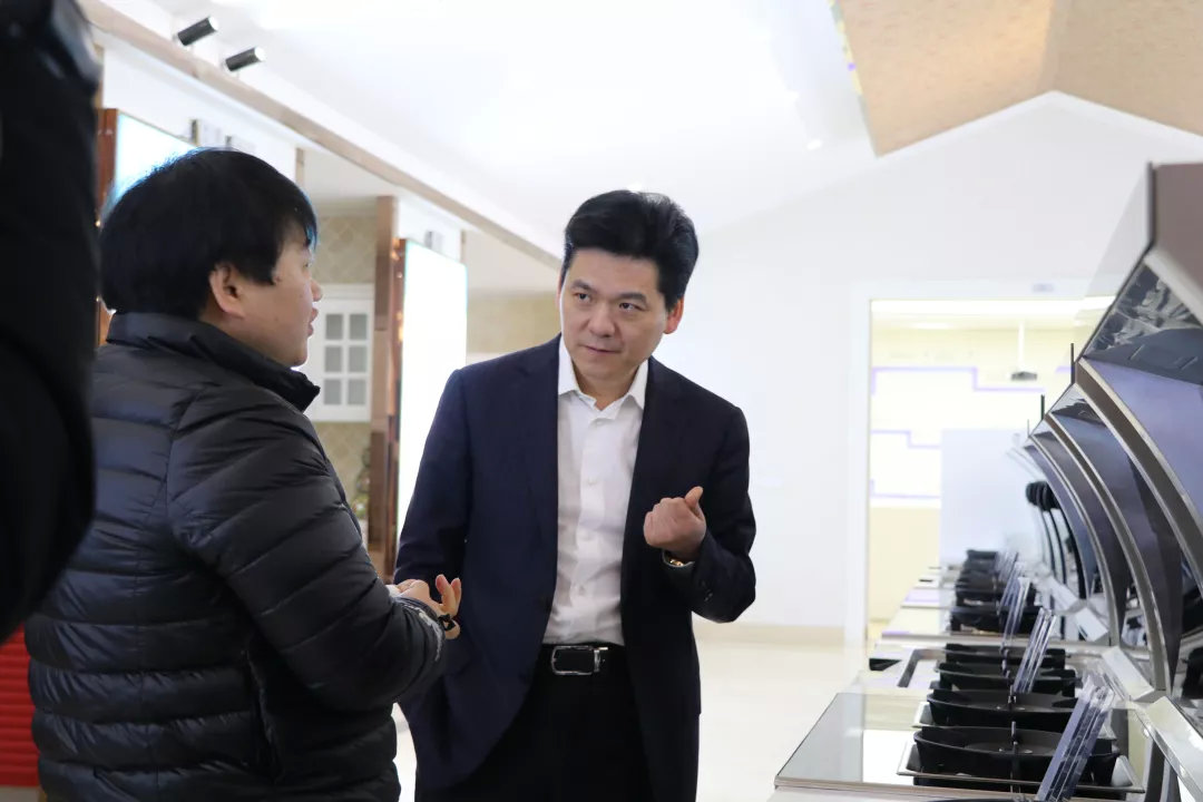 嵊州市長嚴鋼蒞臨指導，帥豐謹記叮囑，2019繼續(xù)領航嵊州廚電行業(yè)發(fā)展！
