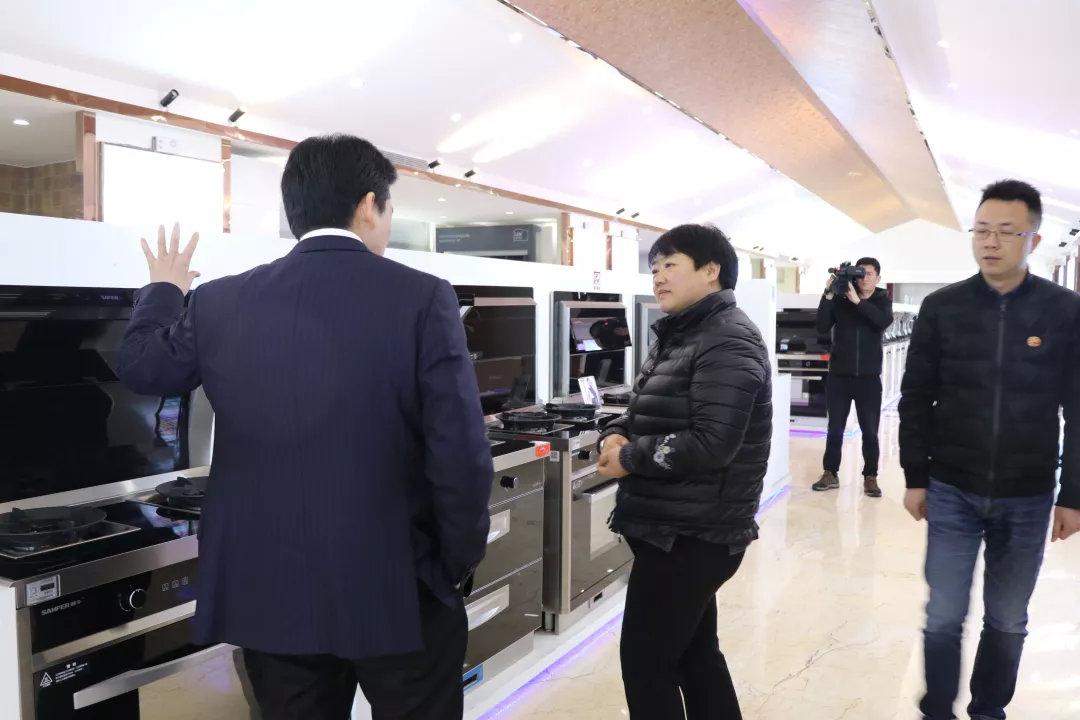 嵊州市長嚴鋼蒞臨指導，帥豐謹記叮囑，2019繼續(xù)領航嵊州廚電行業(yè)發(fā)展！